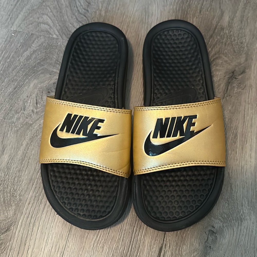 Nike’s women’s benassi just do it gold slide size 7